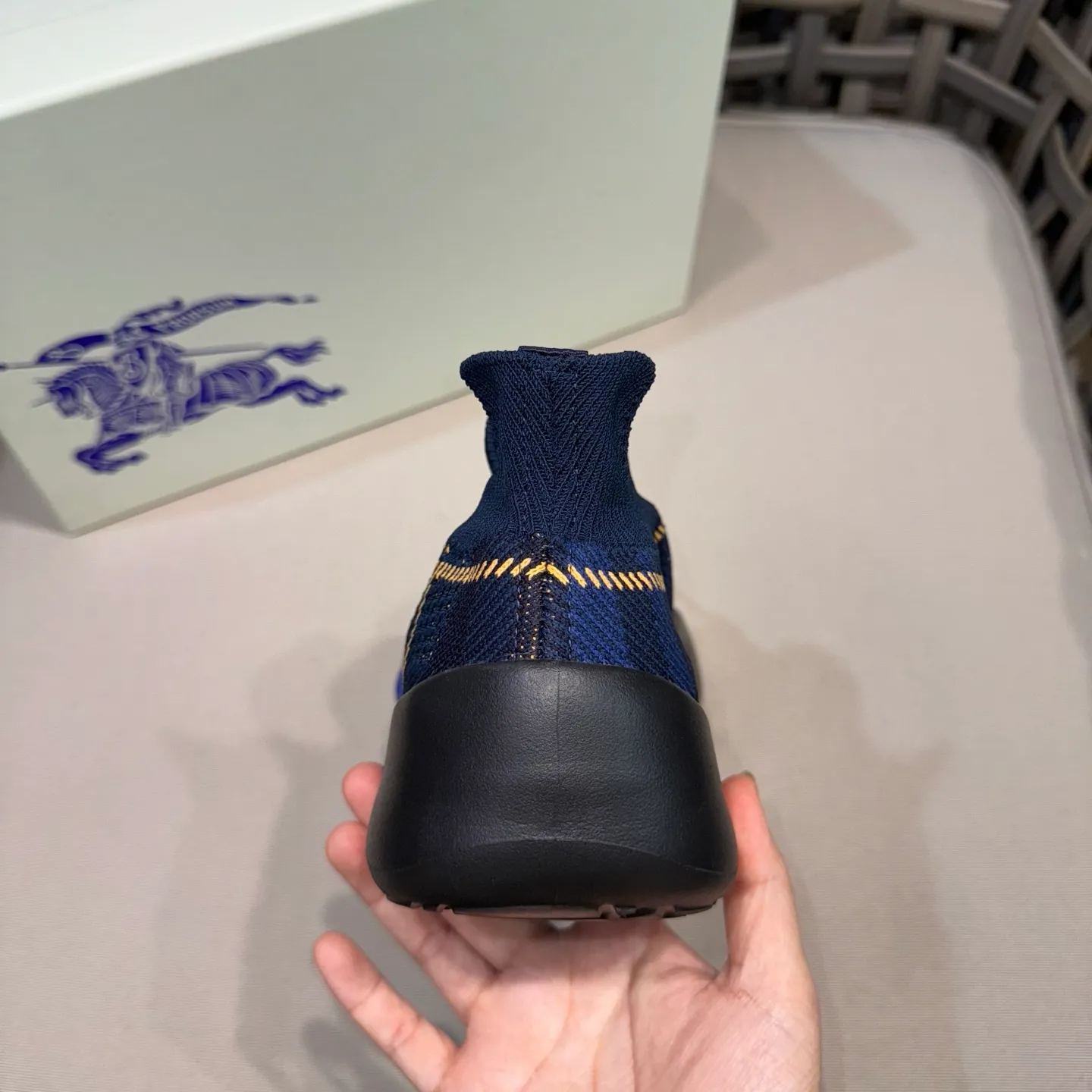 Men's shoes 💰480 [New style] 🐝🐝BURBERRY/Burberry plaid knitted Neptune sneakers｜With breathable sock-style upper｜Embellished with knitted Burberry plaid｜Leather lining Incorporated into a plaid lace design｜Equipped with B-shaped shield buckle｜The sole is decorated with a large wrapped equestrian knight logo (EKD)｜Round toe #drawstring closure#The sole is decorated with the equestrian knight logo (EKD)｜At least 50% of the main materials of the boutique are from renewable sources Size: 39-44 (45 custom-made)
